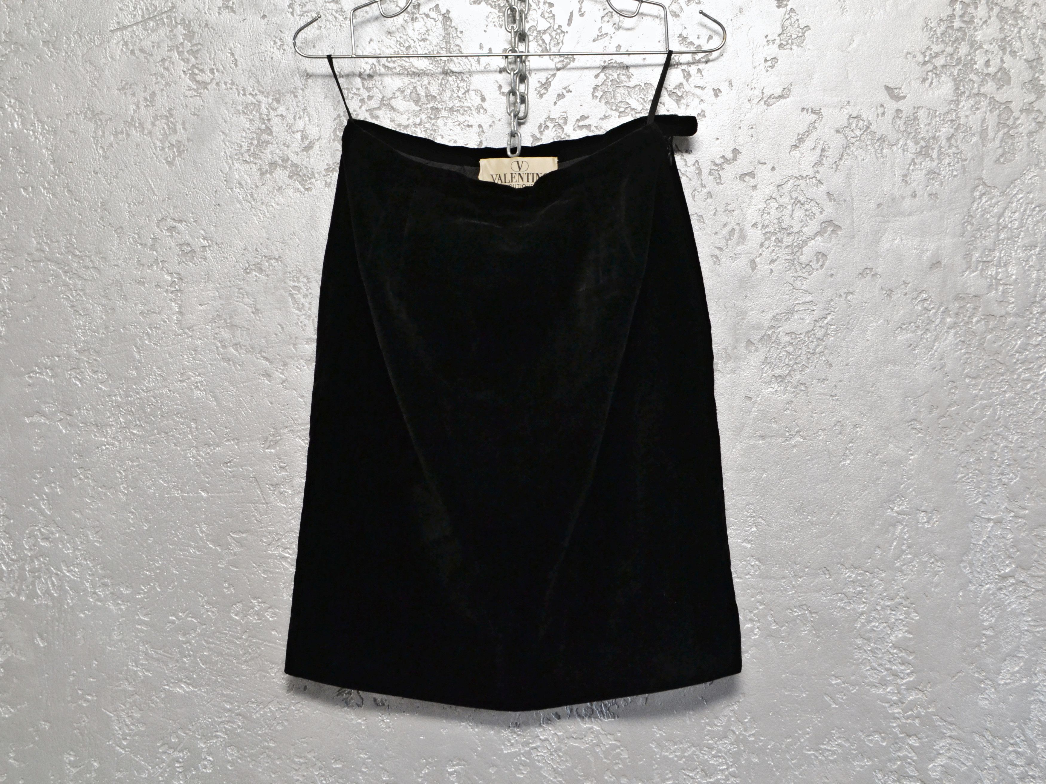 Valentino Valentino Boutique Women’s Black Velvet Skirt Size 27" / US 4 / IT 40 - 1 Thumbnail