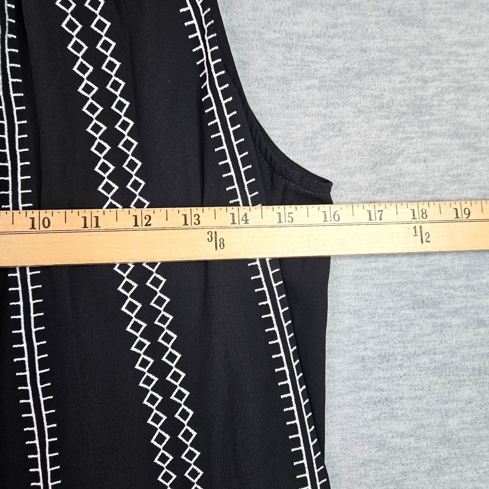 White House Black Market White House Black Market Blouse Sleeveless Women Black Embroidered Top Size 0 Ladies Regular XS? Size XS / US 0-2 / IT 36-38 - 3 Thumbnail