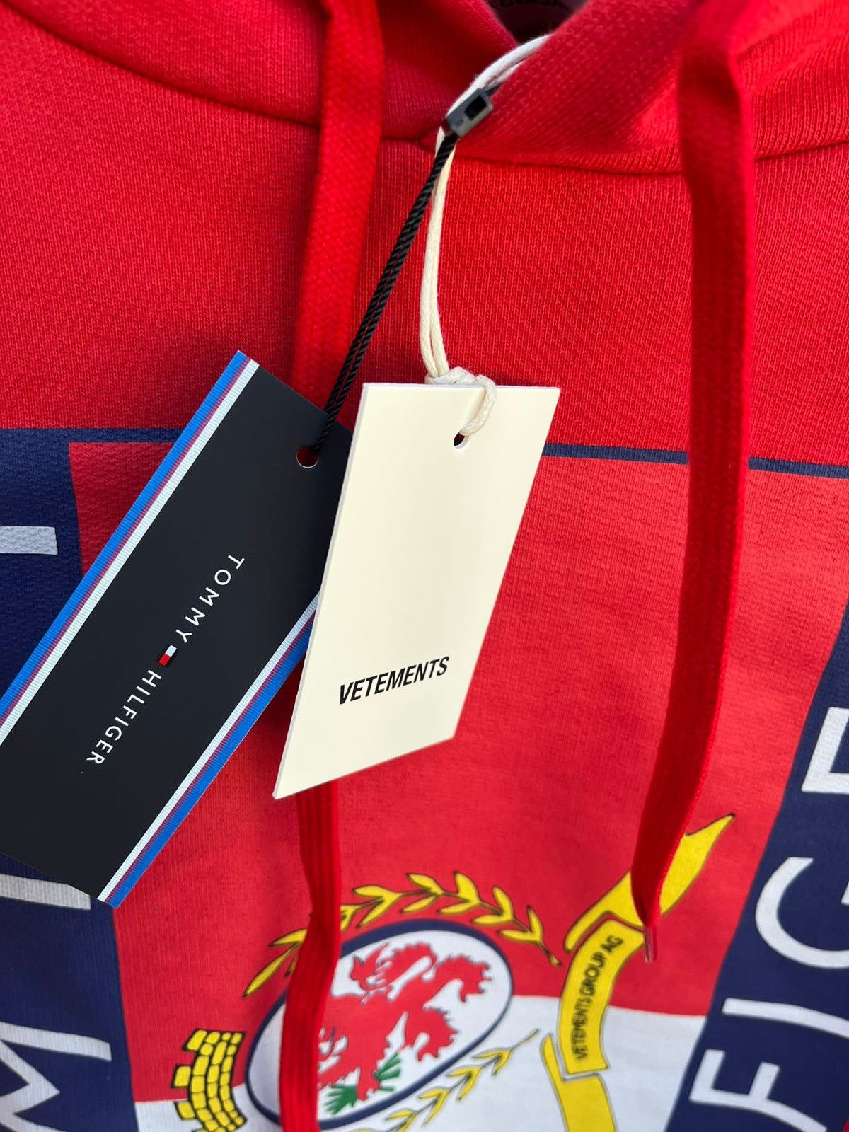 Tommy Hilfiger × Vetements Vetements x Tommy Oversized Hoodie in Red Size US S / EU 44-46 / 1 - 13 Thumbnail