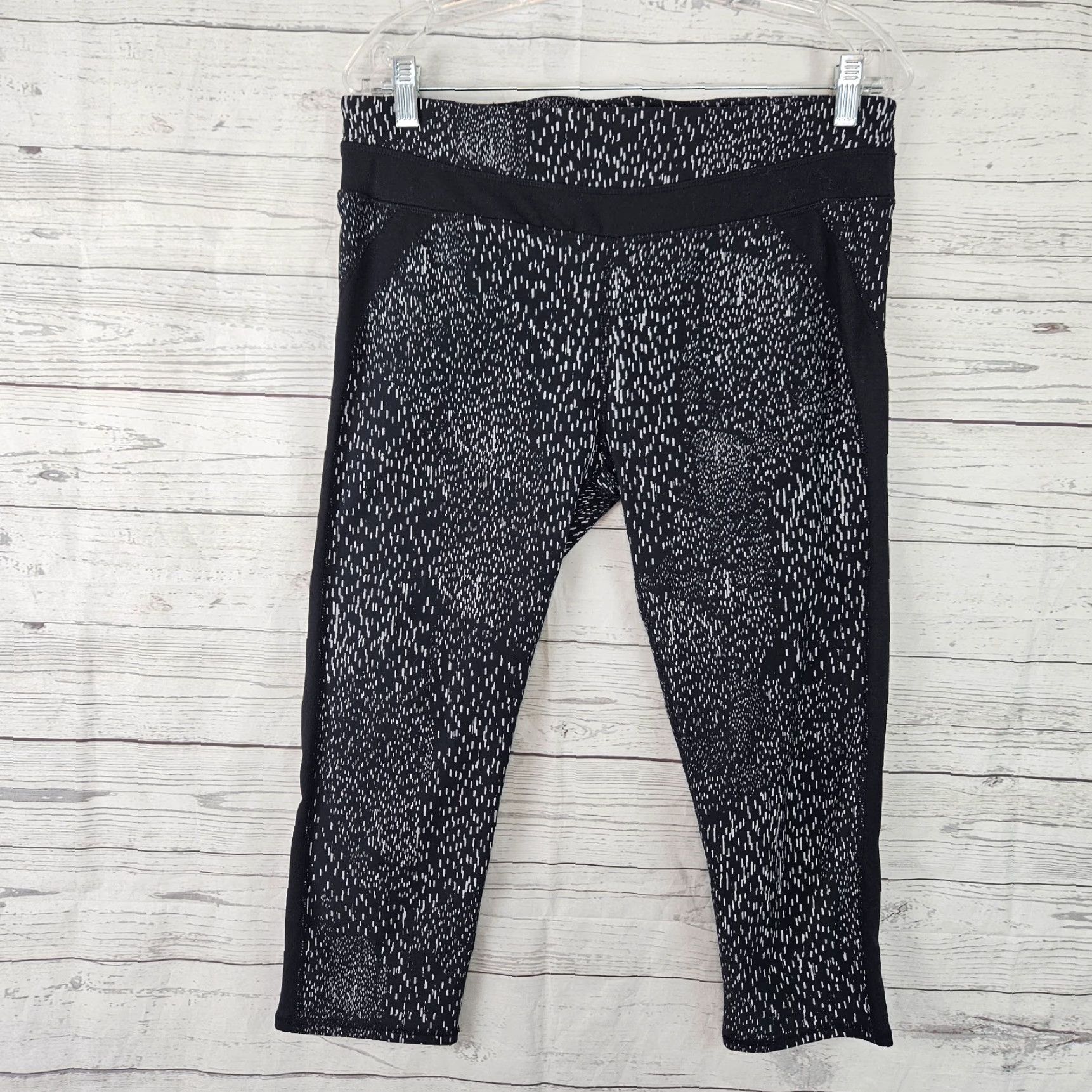 Fabletics Fabletics Capri Leggings Womens Sz XL Black Gray High Rise Size 40" / US 18 - 2 Thumbnail