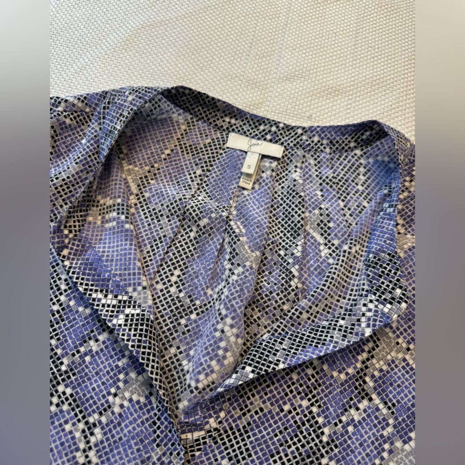 Joie Beautiful lavender snake print silk blouse by joie in size S Size S / US 4 / IT 40 - 4 Thumbnail