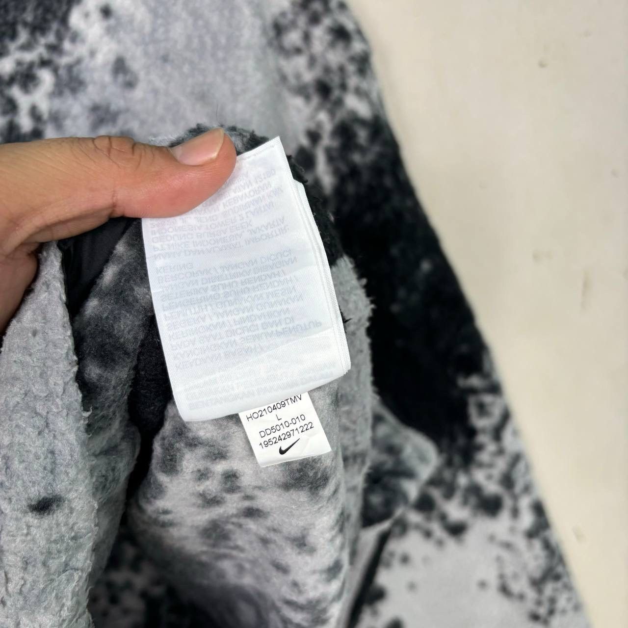Nike Nike Sherpa Fleece Tie Dye Hooded Jacket M DD5010-010 Size US L / EU 52-54 / 3 - 10 Thumbnail