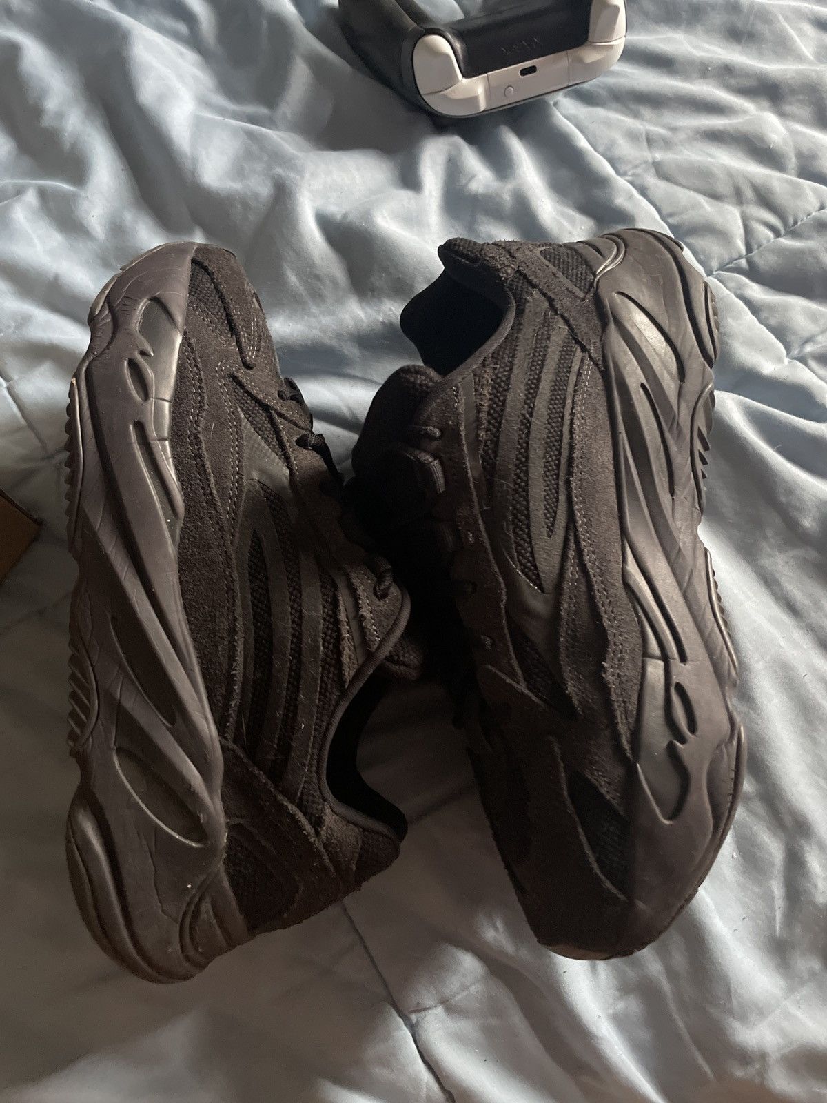 Yeezy Yezzy 700 v2 vanta Size US 8 / EU 41 - 1 Thumbnail