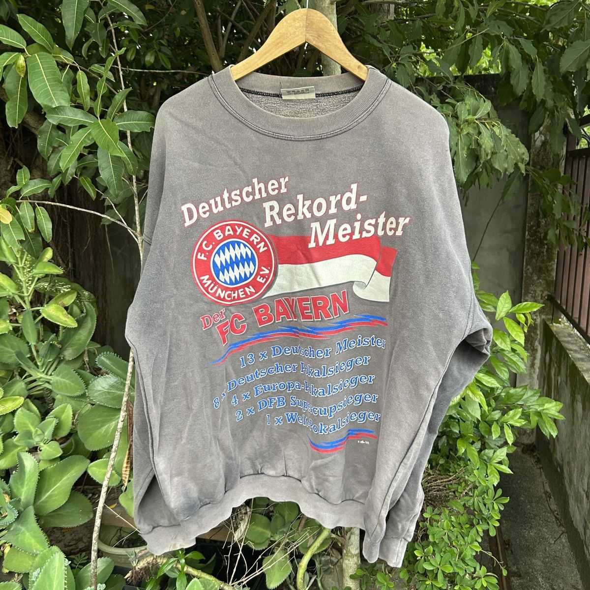 Vintage Vintage Thrashed Sun Faded 1995/96BayernMunich dreamteamtour Size US L / EU 52-54 / 3 - 2 Thumbnail