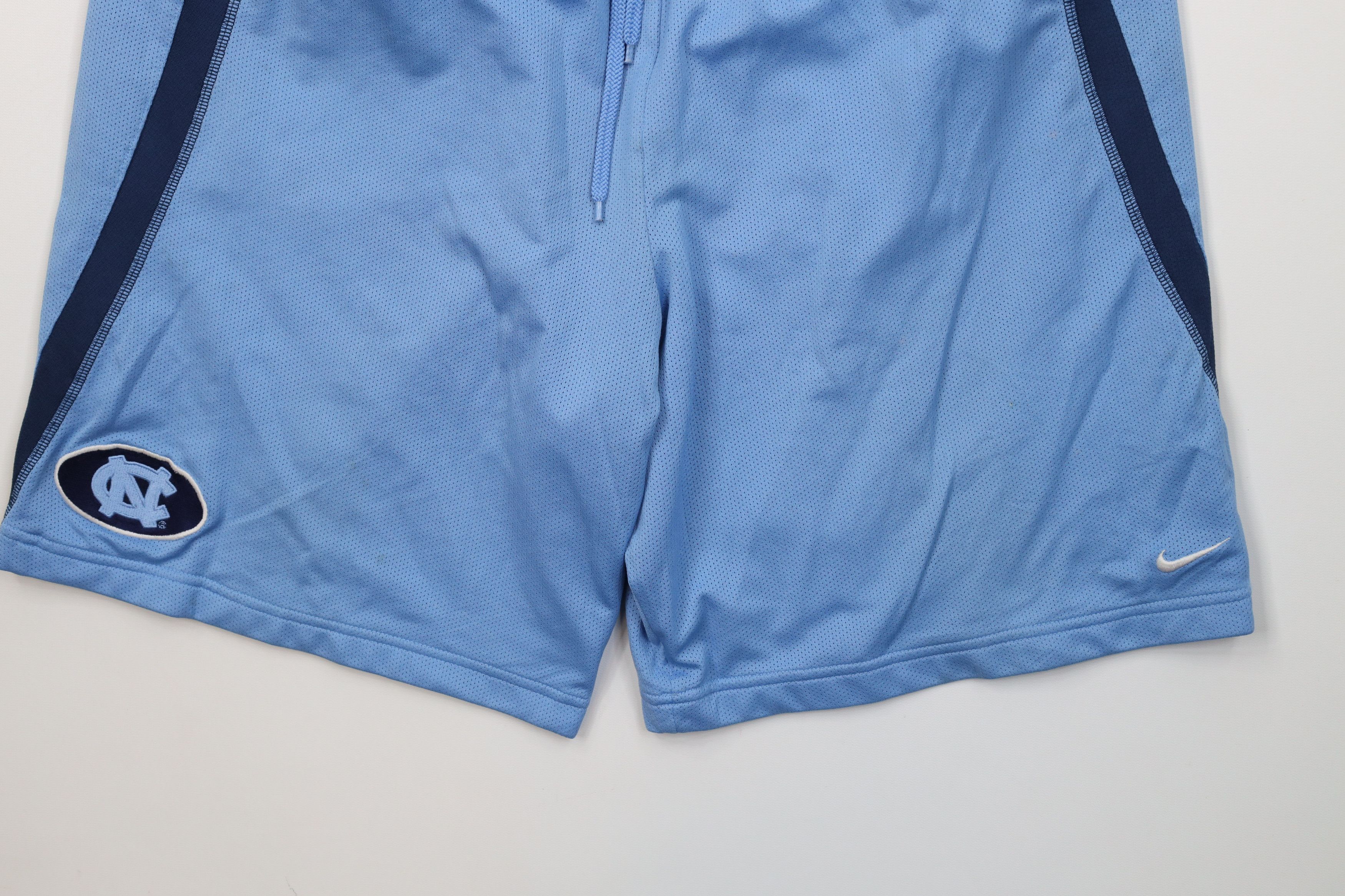 Nike Vintage Nike Mini Swoosh University of North Carolina Shorts Size US 34 / EU 50 - 4 Thumbnail
