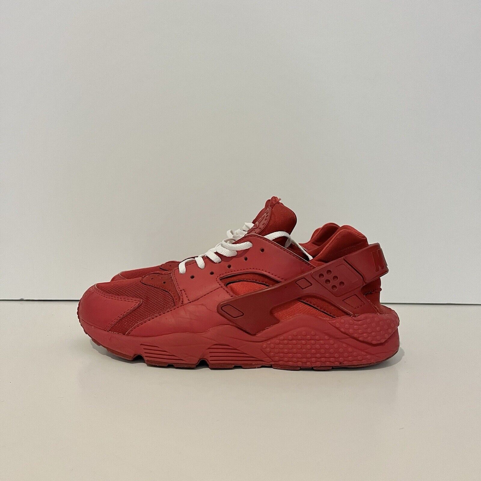 Nike 2015 Nike Air Huarache Triple Red 318429 660 Rare VTG Sz 9.5 Size US 9.5 / EU 42-43 - 1 Thumbnail