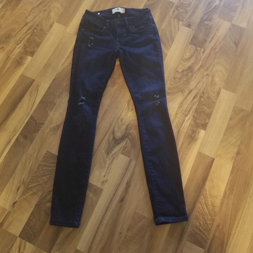 Designer cabi Distressed Skinny Jean's Size 0 Size 25" / US 0 / IT 36 - 1 Thumbnail