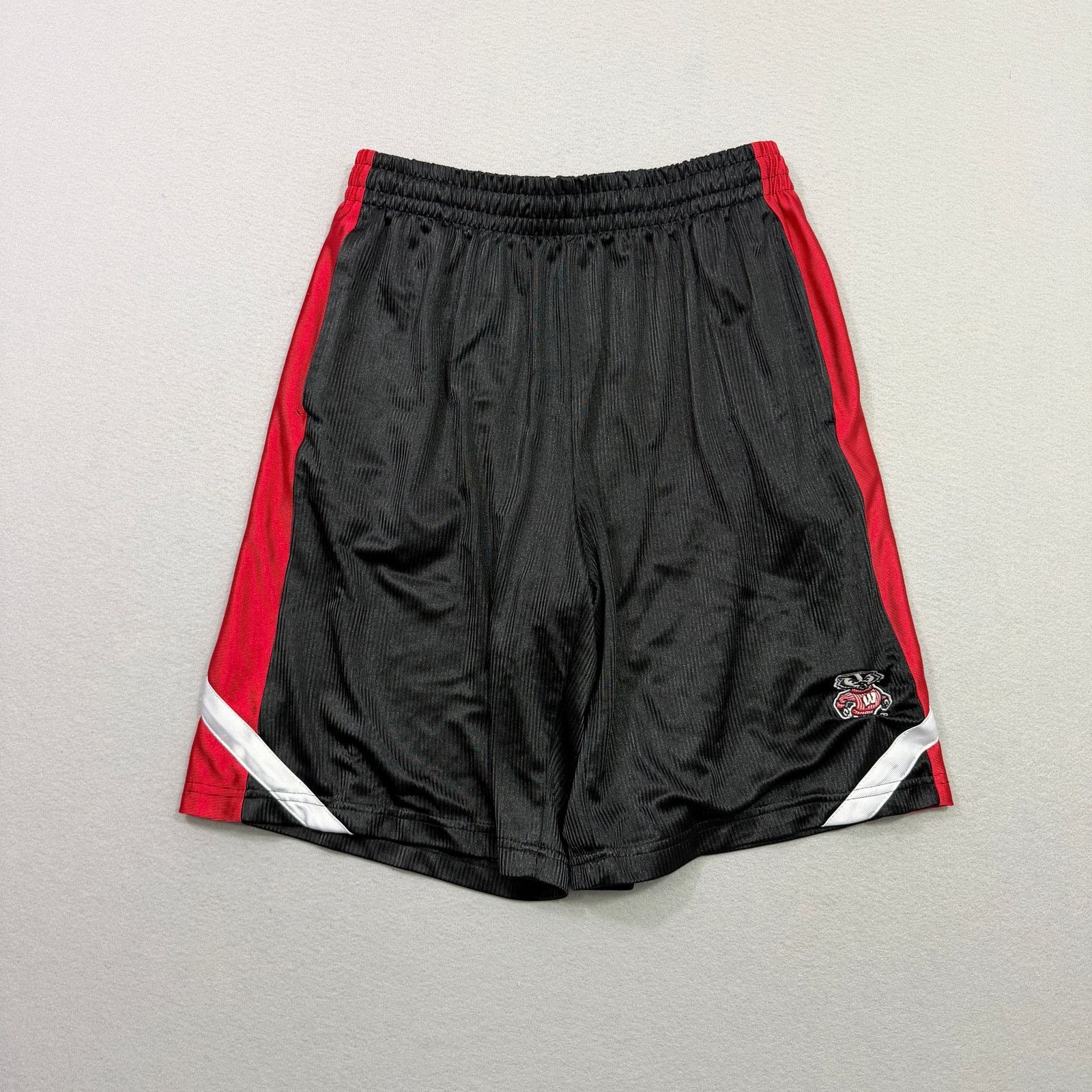 Vintage Vintage Wisconsin Badgers Shorts Men's Extra Large Black Red Size US 34 / EU 50 - 1 Thumbnail