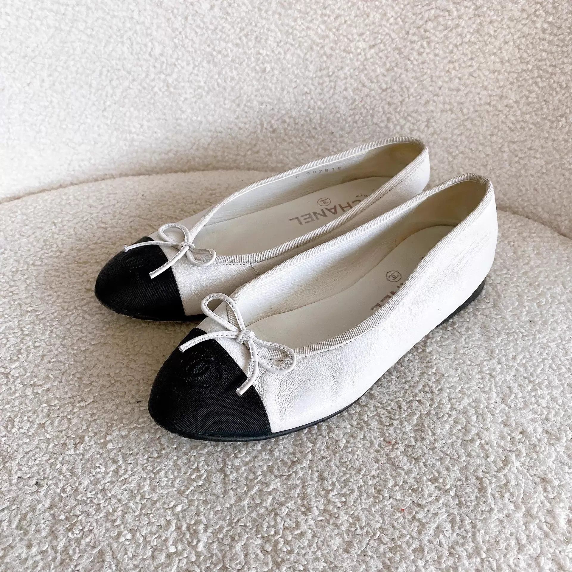 Chanel Chanel b/w colorblock ballet flats 35.5 Size US 5 / IT 35 - 1 Thumbnail