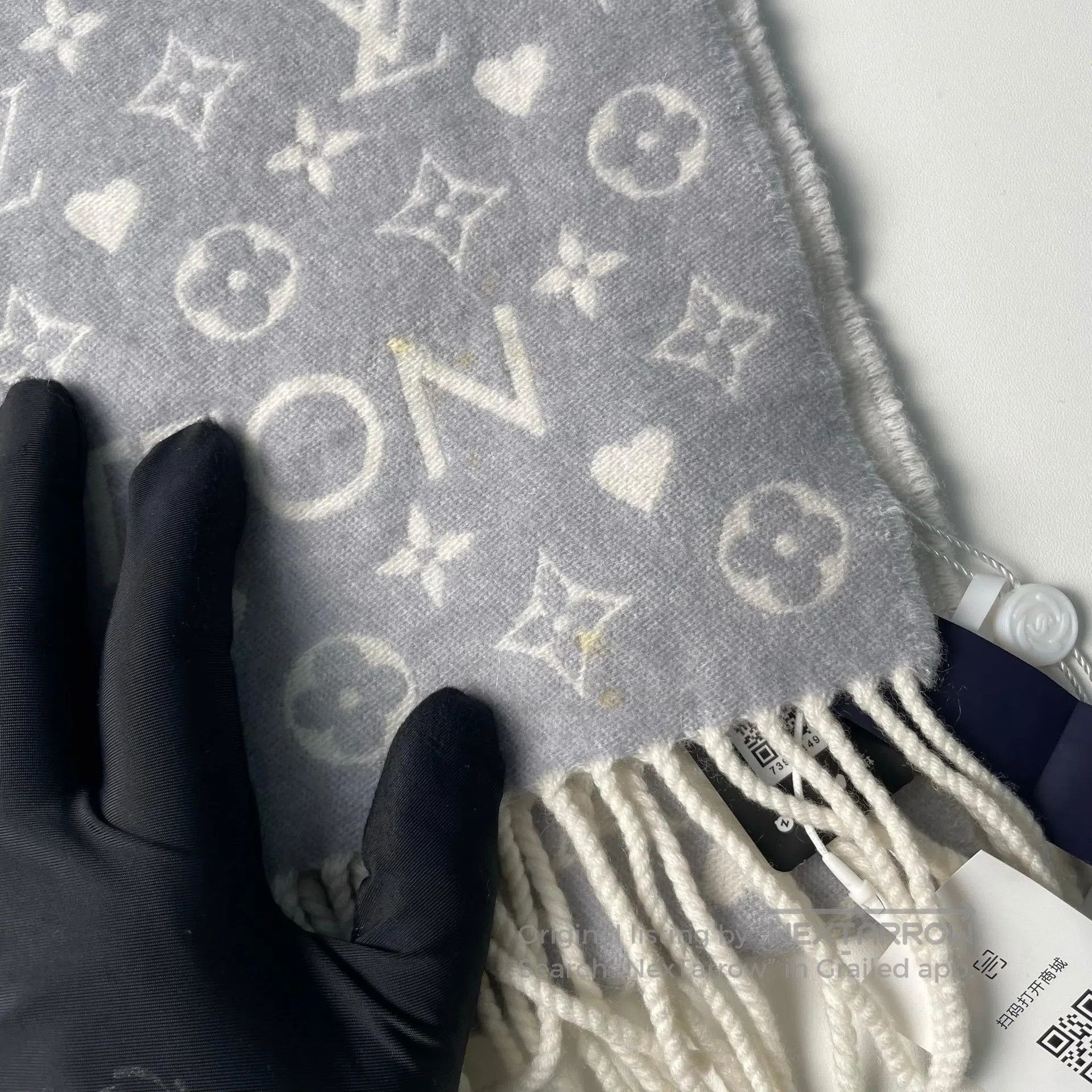 Louis Vuitton Louis Vuitton Gray Cashmere Full Print Heart Floral Fringe Size ONE SIZE - 6 Thumbnail