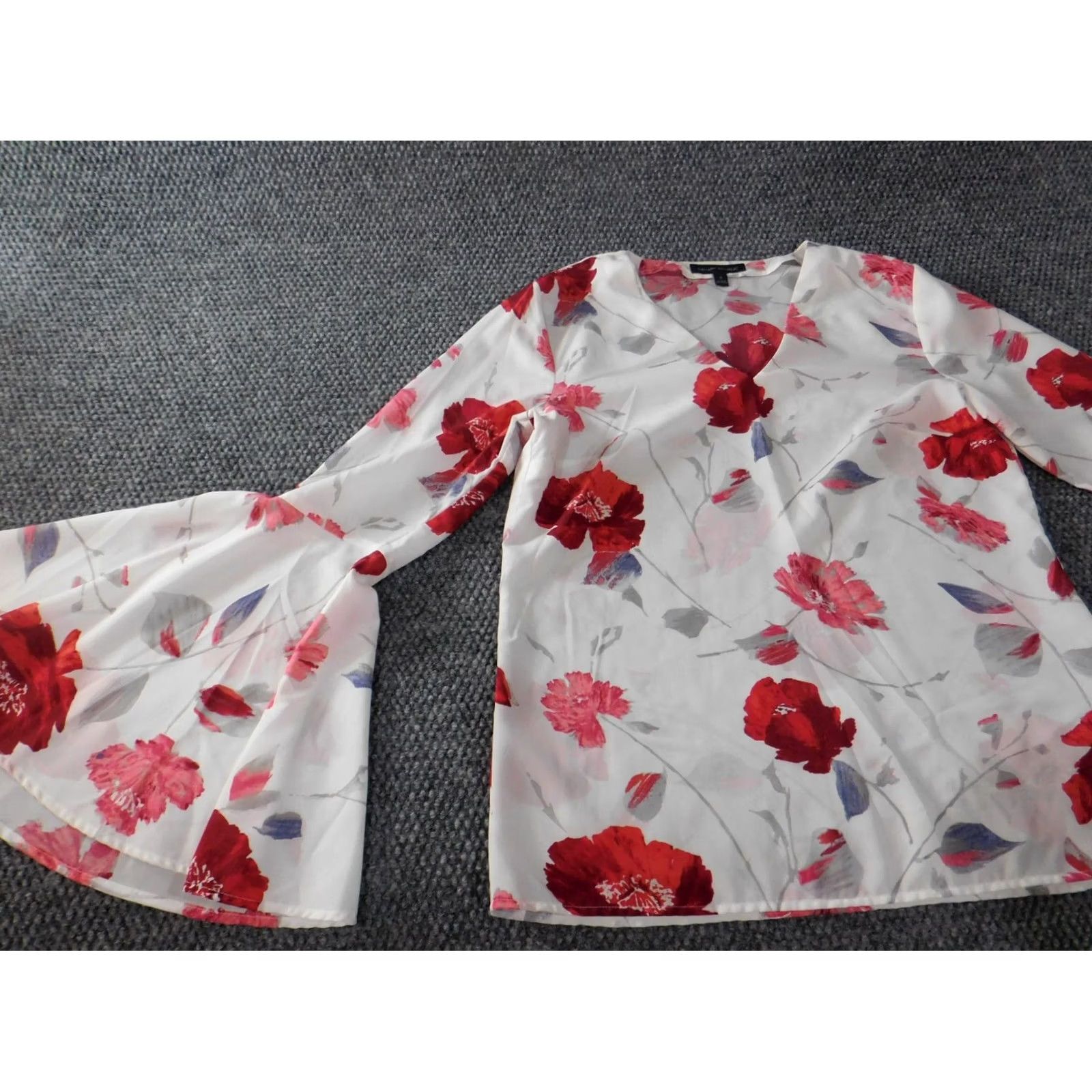 Banana Republic Banana Republic Blouse Womens S White Floral Bell Sleeve Crew Neck Pullover Casual Regular Polyester Woven Classic Size S / US 4 / IT 40 - 4 Thumbnail