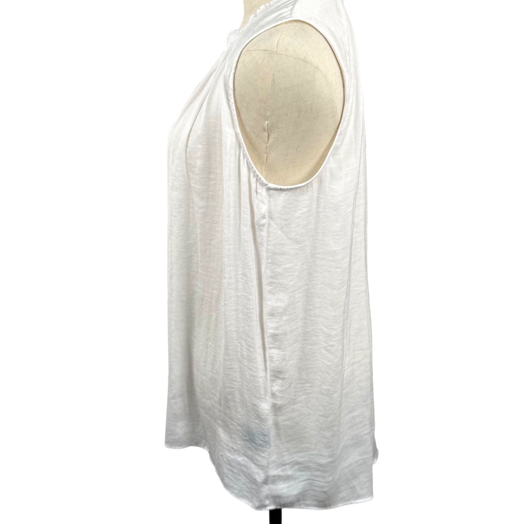 Vintage Simply Vera Vera Wang Blouse Sleeveless White Ruffle Pleated Back V-Neck Satin Polyester Elegant Office Workwear Womens M Size M / US 6-8 / IT 42-44 - 2 Thumbnail