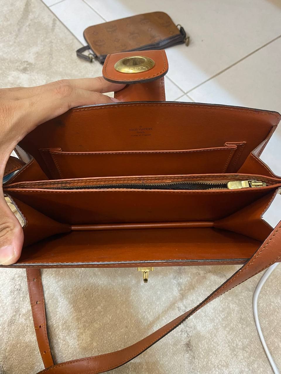 Louis Vuitton Louis Vuitton Epi Leather Capuchin Shoulder Bag Kenyan Brown Size ONE SIZE - 13 Thumbnail