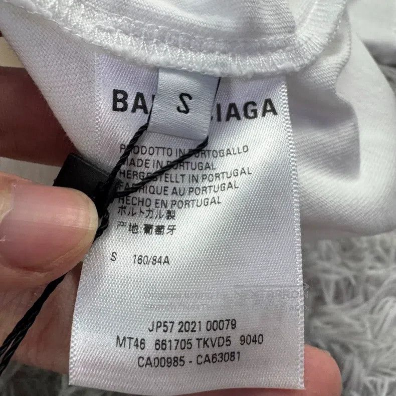 Balenciaga Balenciaga Destroyed Short Sleeve Size US S / EU 44-46 / 1 - 5 Thumbnail