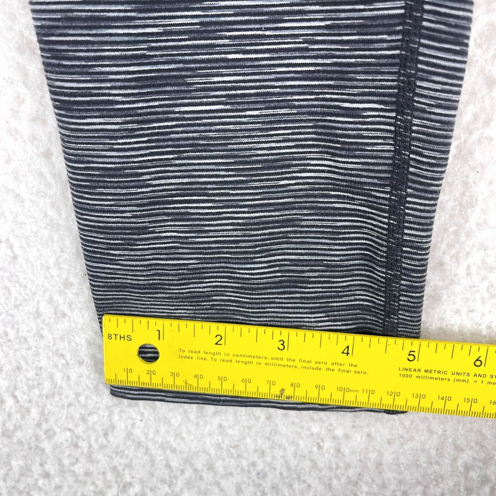 Athleta VINTAGE Athleta Womens Leggings Small Gray Black Pattern Cropped Yoga Workout Pants Size 28" / US 6 / IT 42 - 7 Thumbnail