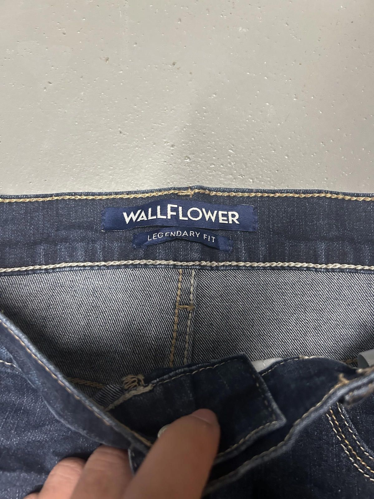 Designer WallFlower Legendary Fit Denim Shorts - Distressed Summer Size 27" / US 4 / IT 40 - 3 Thumbnail