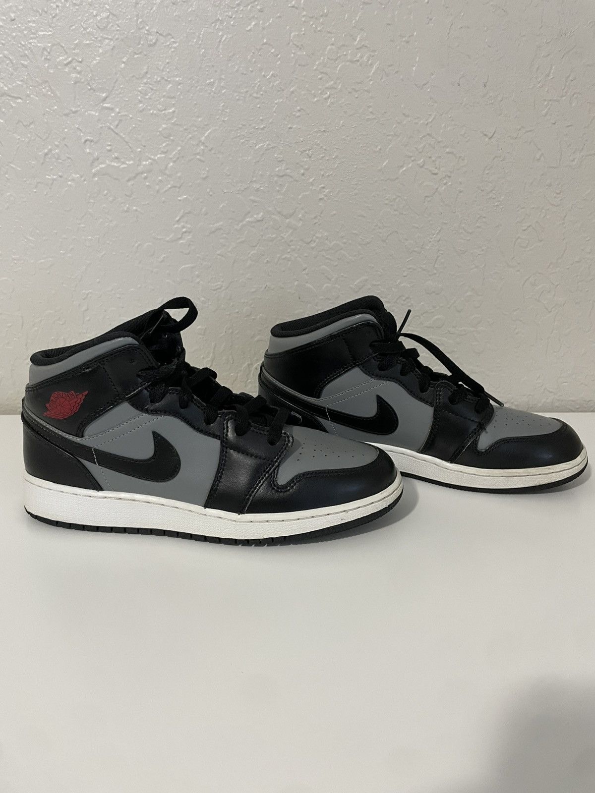Jordan Brand Nike Air Jordan 1 Retro GS Size 6.5 Shadow Red Black Gray Size US 6.5 / EU 39-40 - 2 Thumbnail