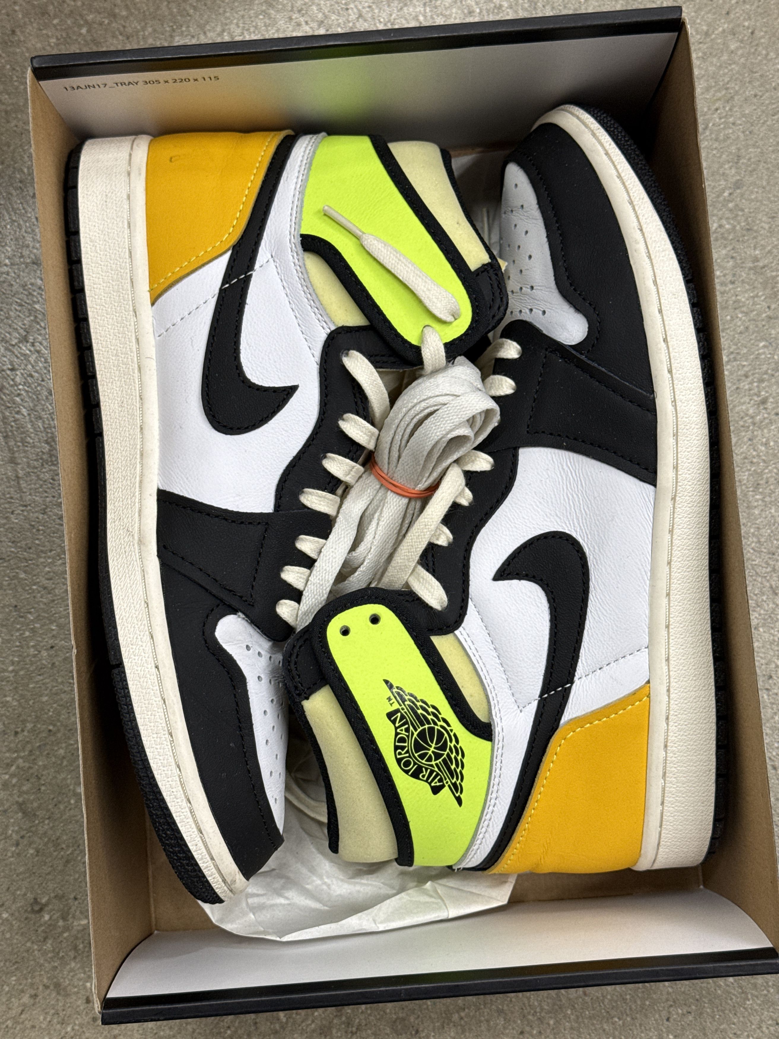 Nike *USED* Nike Air Jordan 1 Retro High OG Volt Gold size 9 Size US 9 / EU 42 - 1 Thumbnail