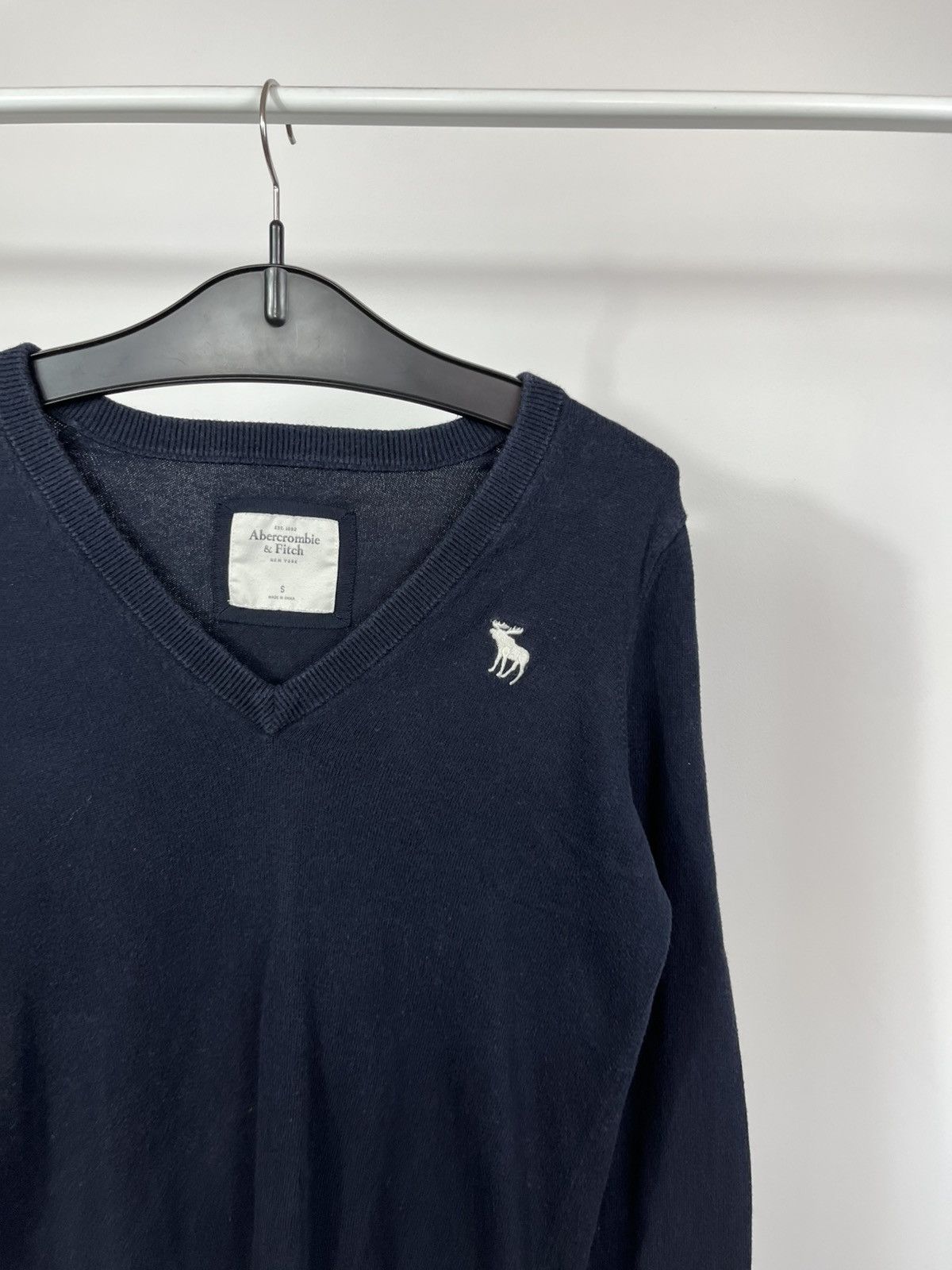 Abercrombie & Fitch Abercrombie Fitch Navy V Neck Knit Sweater Moose Logo Size S Size US S / EU 44-46 / 1 - 3 Thumbnail