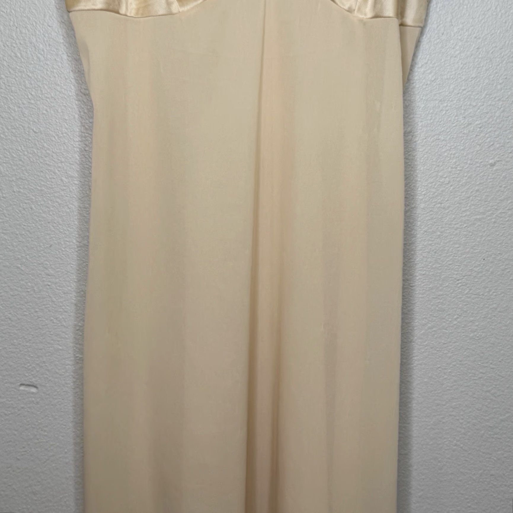 Vintage VINTAGE Vanity Fair Slip Knee Length 34 24" Beige Adjustable Strap Nylon NEW USA Womens Secret? <— stop Size ONE SIZE - 3 Thumbnail