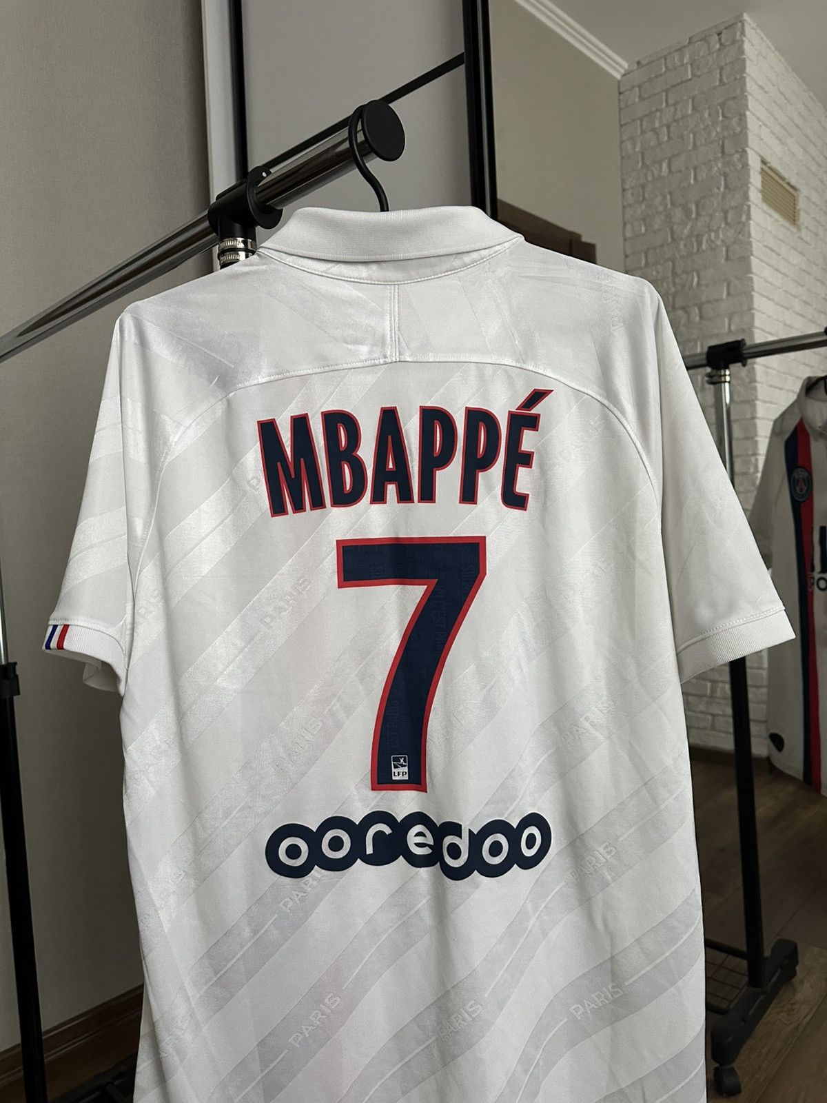 Nike 2019/2020 Nike Paris Saint Germain PSG Mbappe Soccer Jersey Size US L / EU 52-54 / 3 - 4 Thumbnail
