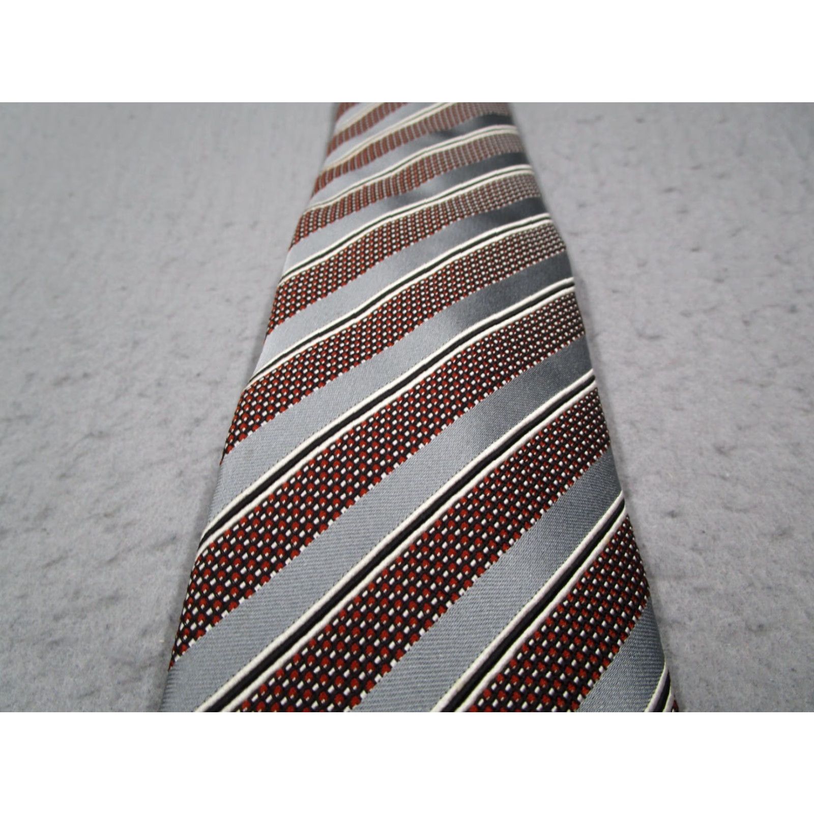 Ermenegildo Zegna Ermenegildo Zegna Men's Classic Gray Red Striped Silk Tie Made in Italy User: Ermenegildo Zegna Men's Classic Gray Red Striped Silk Tie Made in Italy Size ONE SIZE - 2 Thumbnail