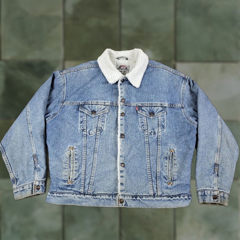 Levi's VINTAGE Levi's Trucker Jacket Mens XL Blue Denim Jacket Short 52 in Chest Distressed Lined Polyester Warmth 400 80s 90s Mens Size US XL / EU 56 / 4 - 1 Thumbnail