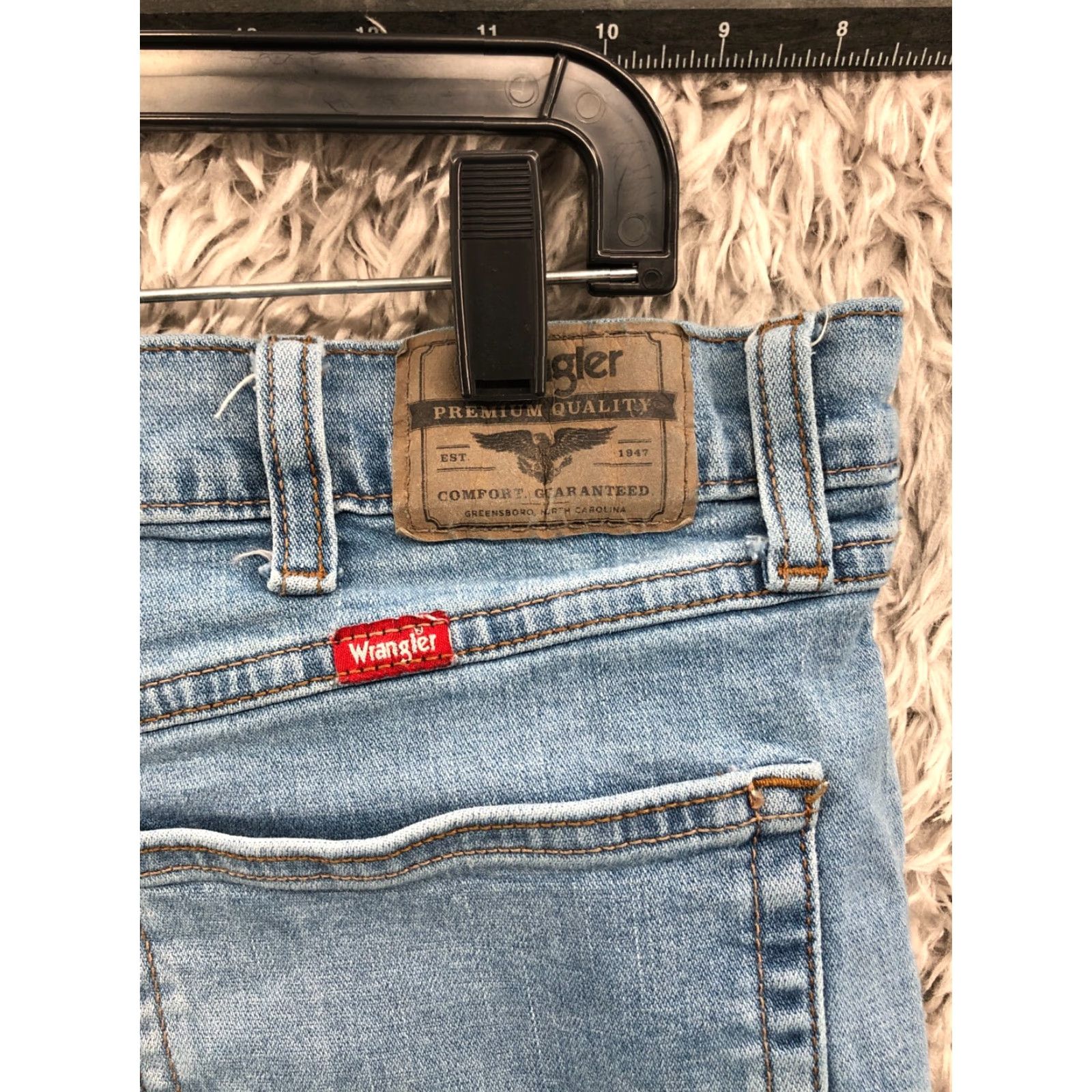 Wrangler Wrangler Jeans Mens 36x32 Straight Leg Mid Rise Medium Wash Blue Denim 5-Pocket Cotton Blend Belt Loops Regular Fit Jeans Size US 36 / EU 52 - 6 Thumbnail