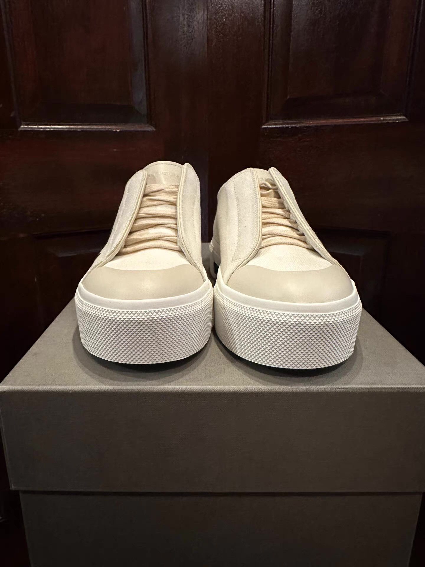 Alexander McQueen Alexander McQueen Women's White Octopus Ｑ25 Size US 6 / IT 36 - 1 Thumbnail
