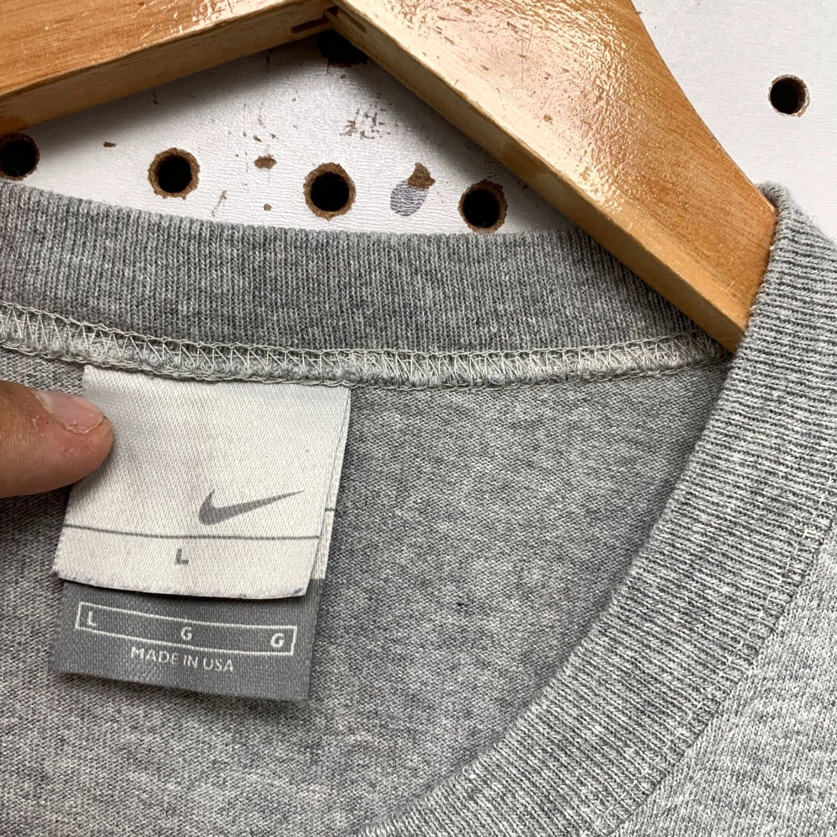 Nike VINTAGE Nike Center Swoosh Shirt Mens Large Gray Sleeveless Essentials Made USA Size US L / EU 52-54 / 3 - 5 Thumbnail