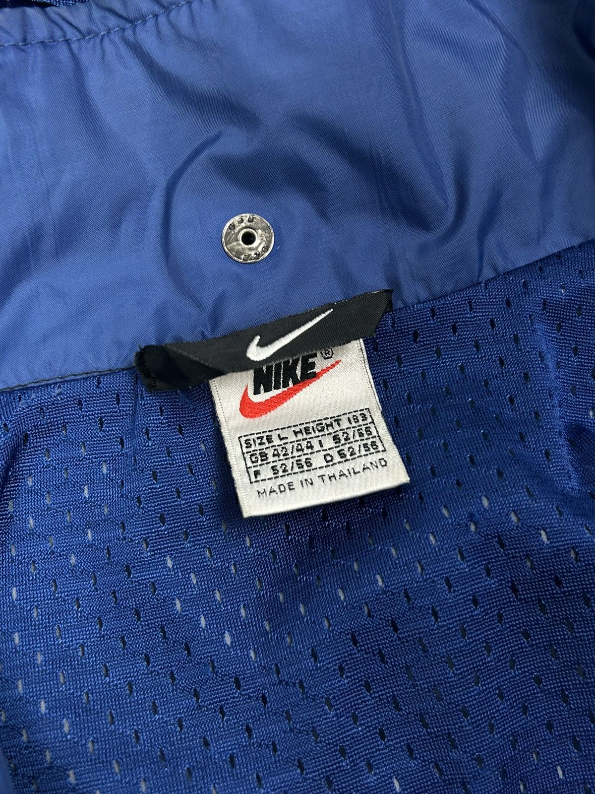 Nike 90s Nike Nylon Waterproof Light Jacket Big Logo Vintage L Size US L / EU 52-54 / 3 - 12 Thumbnail