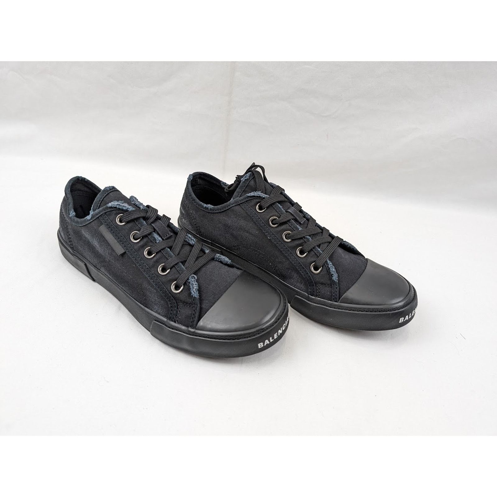 Balenciaga o1rshd1 Paris Low-Top Sneakers in Black Size US 8 / EU 41 - 13 Thumbnail