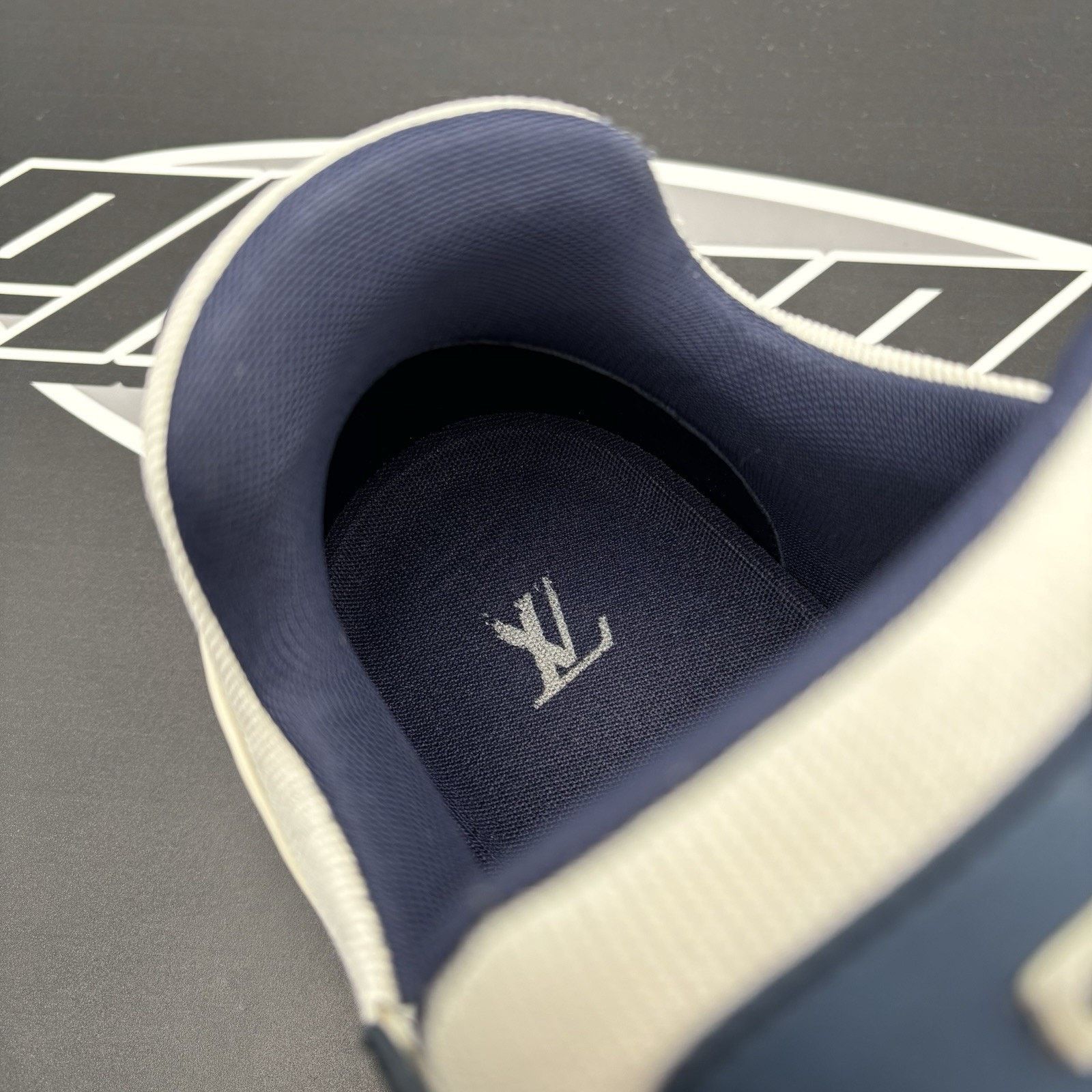 Louis Vuitton (11-11.5 US) Louis Vuitton Trainer ' White Navy '| GOOD COND Size US 11.5 / EU 44-45 - 16 Thumbnail