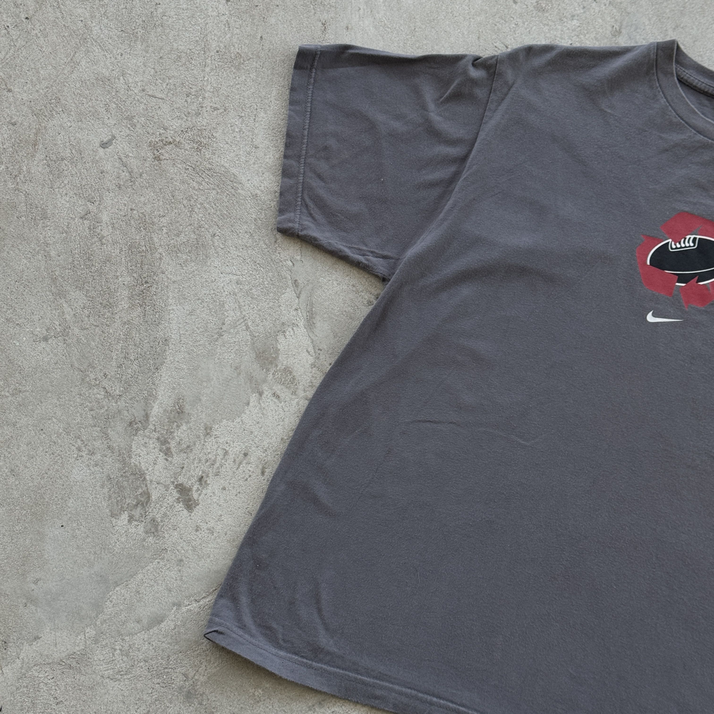 Nike Vintage Nike Grey T-Shirt Graphic Rugby Ball Swoosh Size L Size US L / EU 52-54 / 3 - 3 Thumbnail