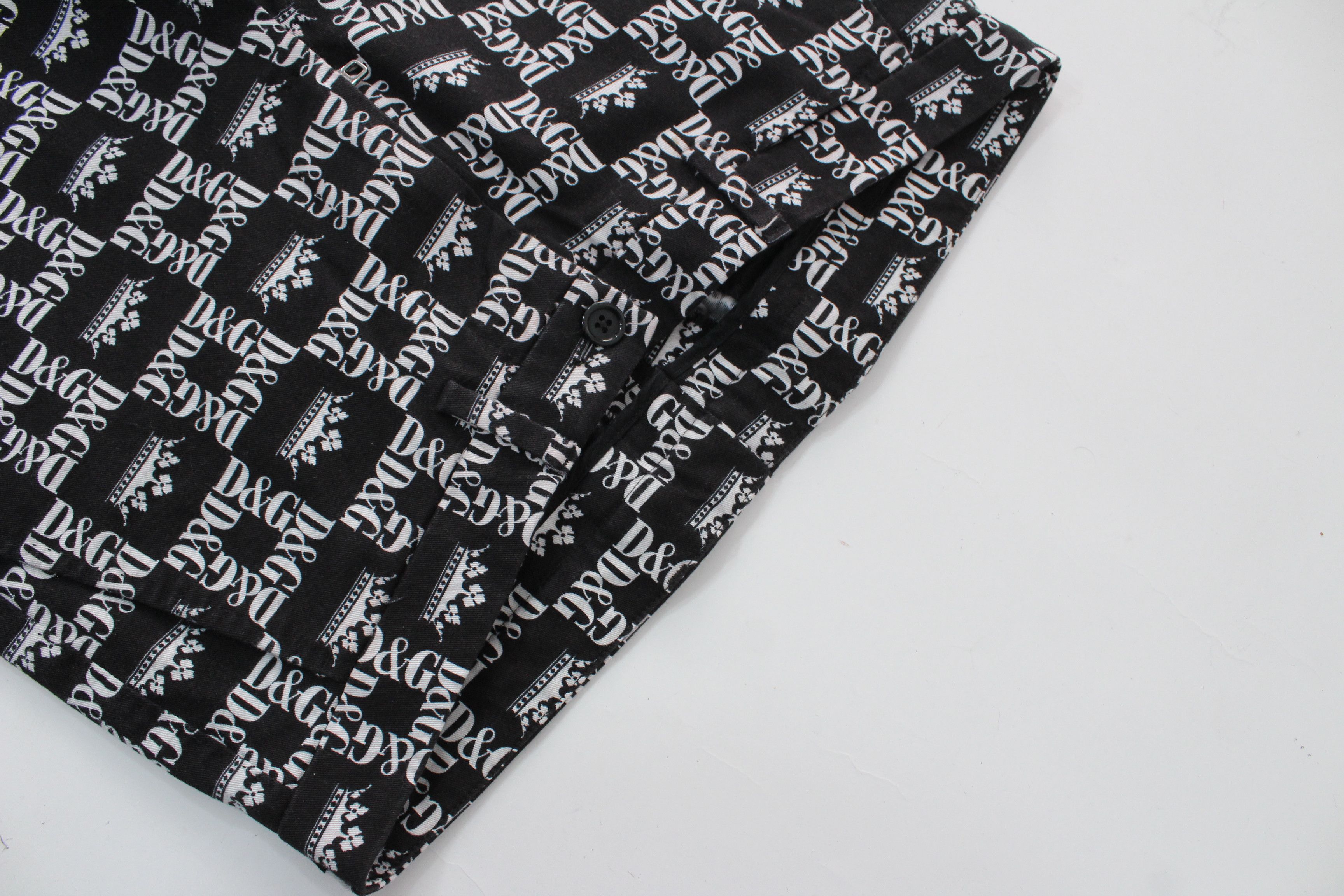 Dolce & Gabbana Dolce & Gabbana All-Over Logo Crown Print Shorts IT 44 / 28 Size US 28 / EU 44 - 6 Thumbnail