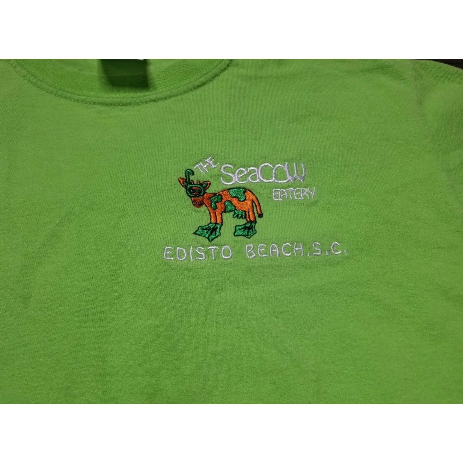Gildan VINTAGE The Sea Cow Eatery Edisto Beach SC Embroidered T Shirt Funny Mens L Green Cotton Gildan T-Shirt Animals 90s? 100 Year Old House Theme Mens Size US L / EU 52-54 / 3 - 2 Thumbnail