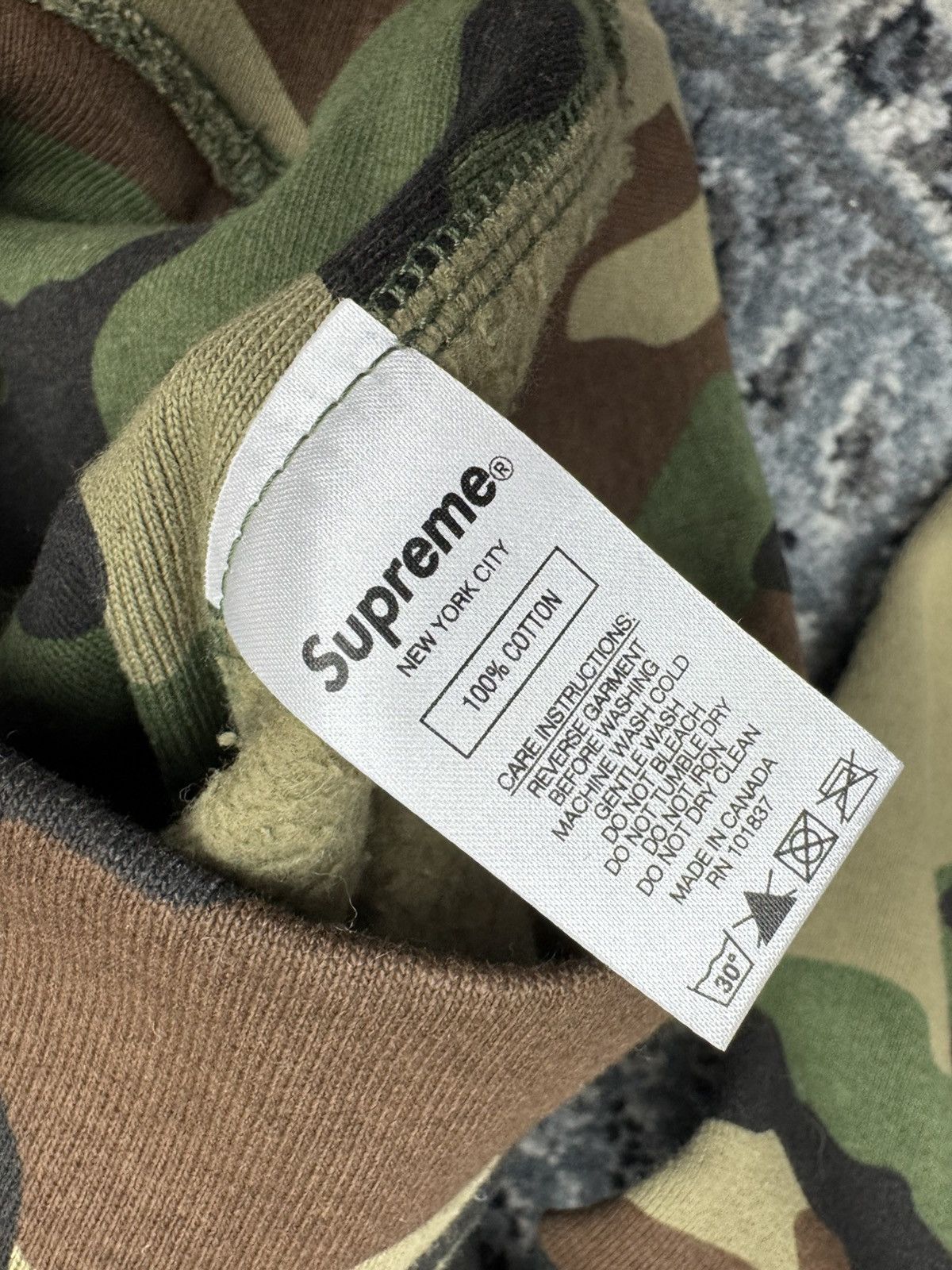 Supreme × Swarovski SS21 Supreme Swarovski S Logo Hooded Camo Sweatshirt Size US M / EU 48-50 / 2 - 5 Thumbnail