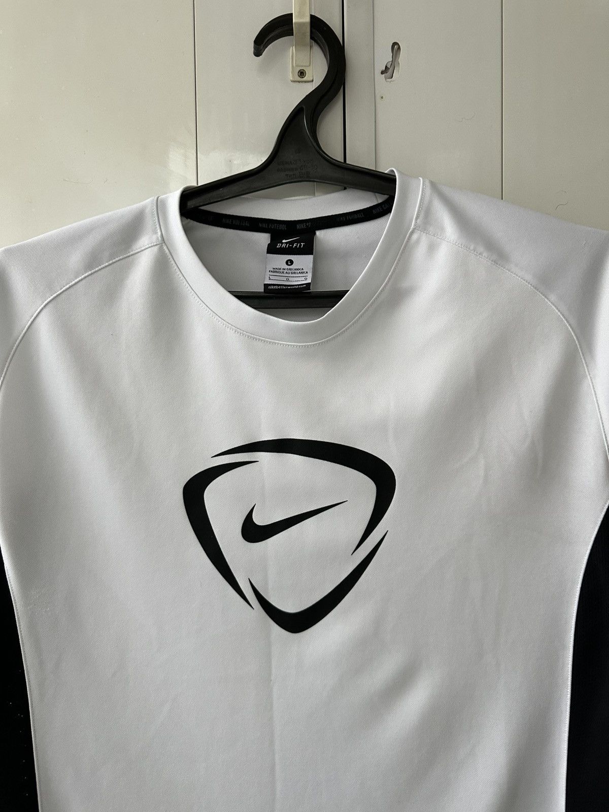 Nike Vintage Nike T-shirt Centre Logo Size US L / EU 52-54 / 3 - 7 Thumbnail
