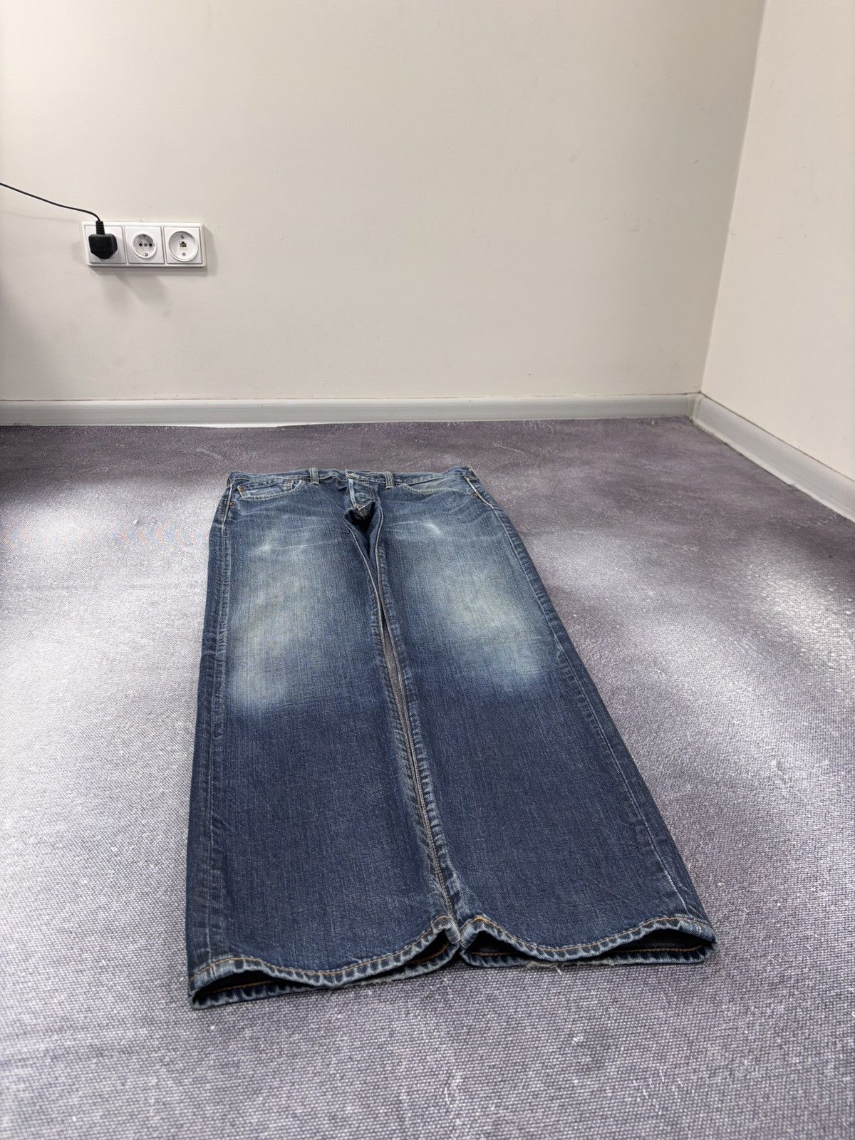 Levi's Vintage Levi’s 501 Men’s Dark Navy Blue Wash Denim Jeans Size US 34 / EU 50 - 3 Thumbnail