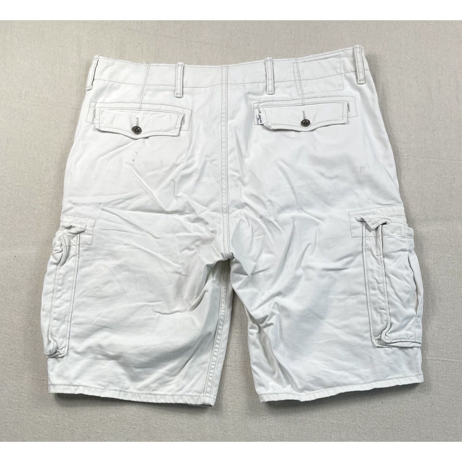 Levi's VINTAGE? No, Levi's Cargo Shorts Mens 34 White 11" Inseam Canvas Cotton Cargo Pocket Casual Workwear Summer 11" Inseam Men’s Regular Mens Size US 34 / EU 50 - 2 Thumbnail