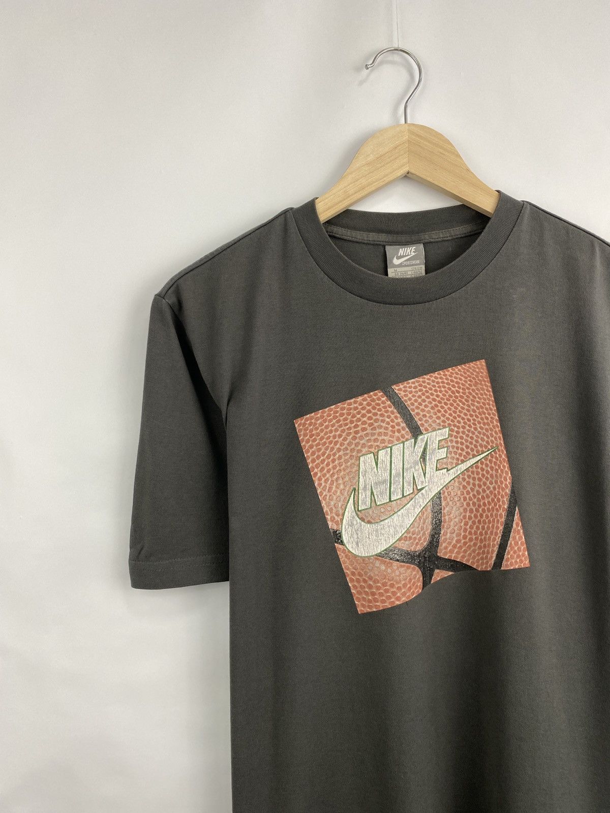 Nike × Vintage 🏀 Vintage 90s Nike Basketball T-Shirt Swoosh Rare Retro Hype Size US M / EU 48-50 / 2 - 2 Thumbnail