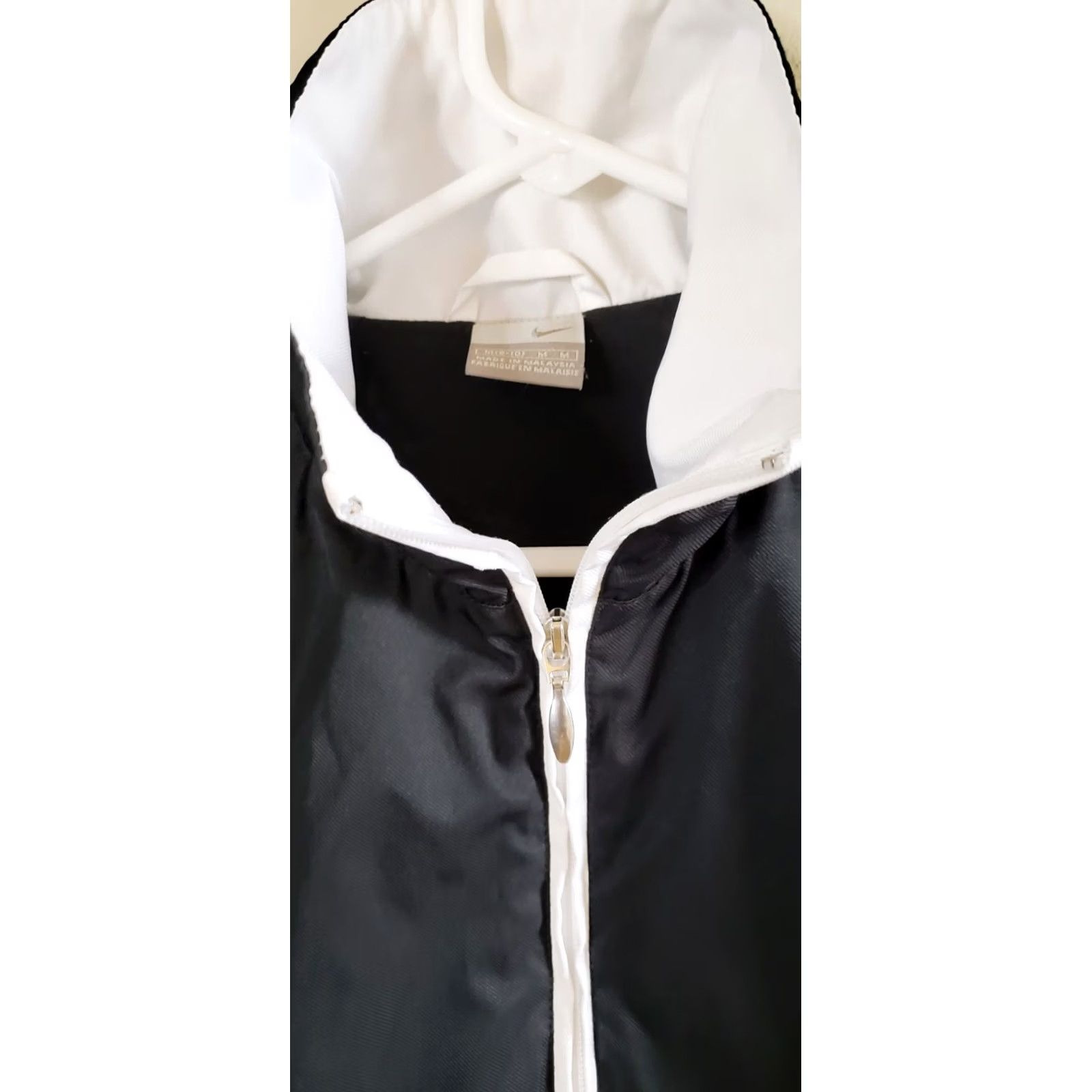 Nike VINTAGE Nike Women's Track Jacket Cropped Black White 8-10 Medium Polyester Full Zip Lightweight Reflective Pockets Running & Jogging Womens Size M / US 6-8 / IT 42-44 - 6 Thumbnail