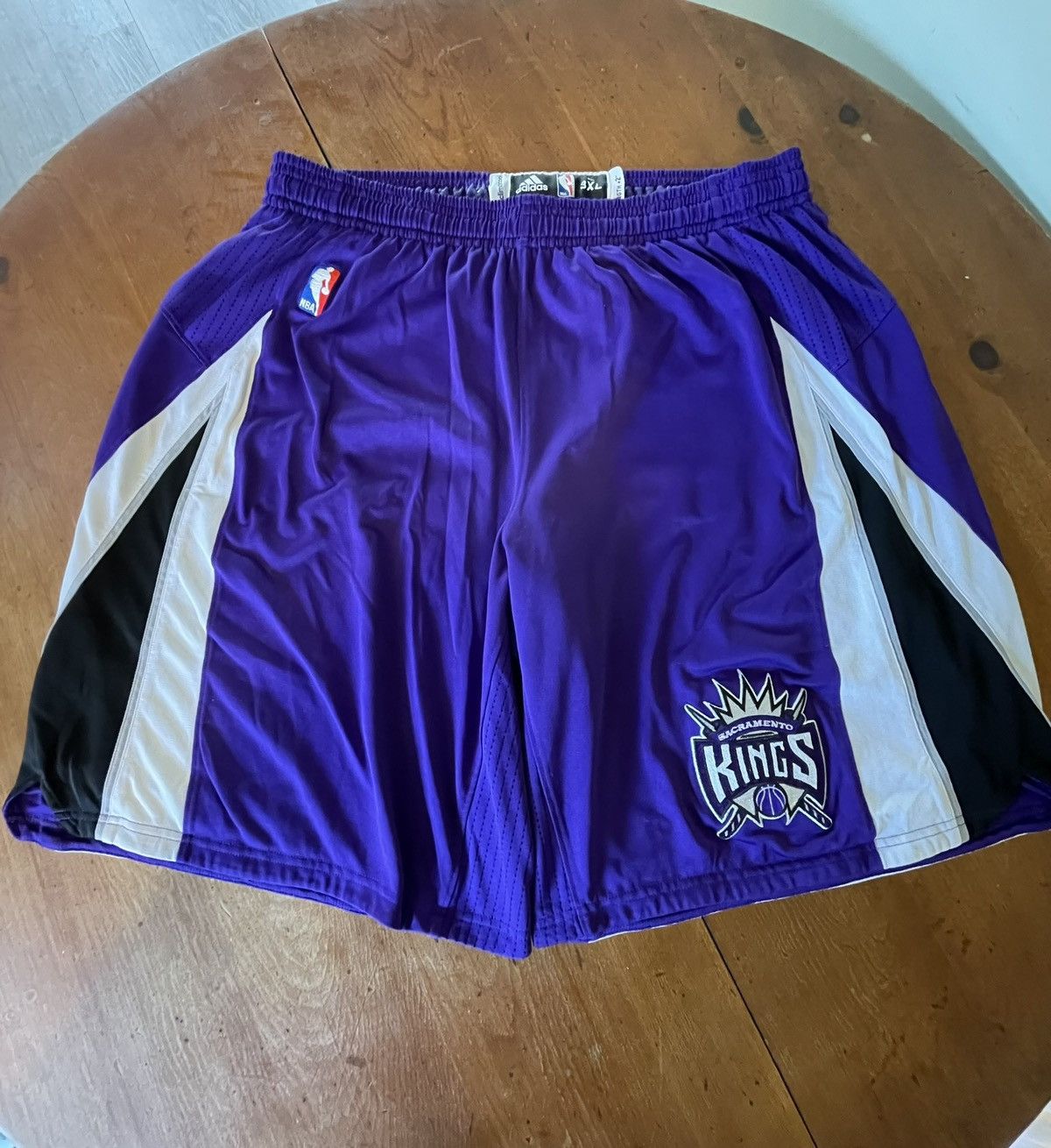 Adidas Vintage Adidas Sacramento Kings Basketball Athletic Shorts Size US 38 / EU 54 - 1 Thumbnail