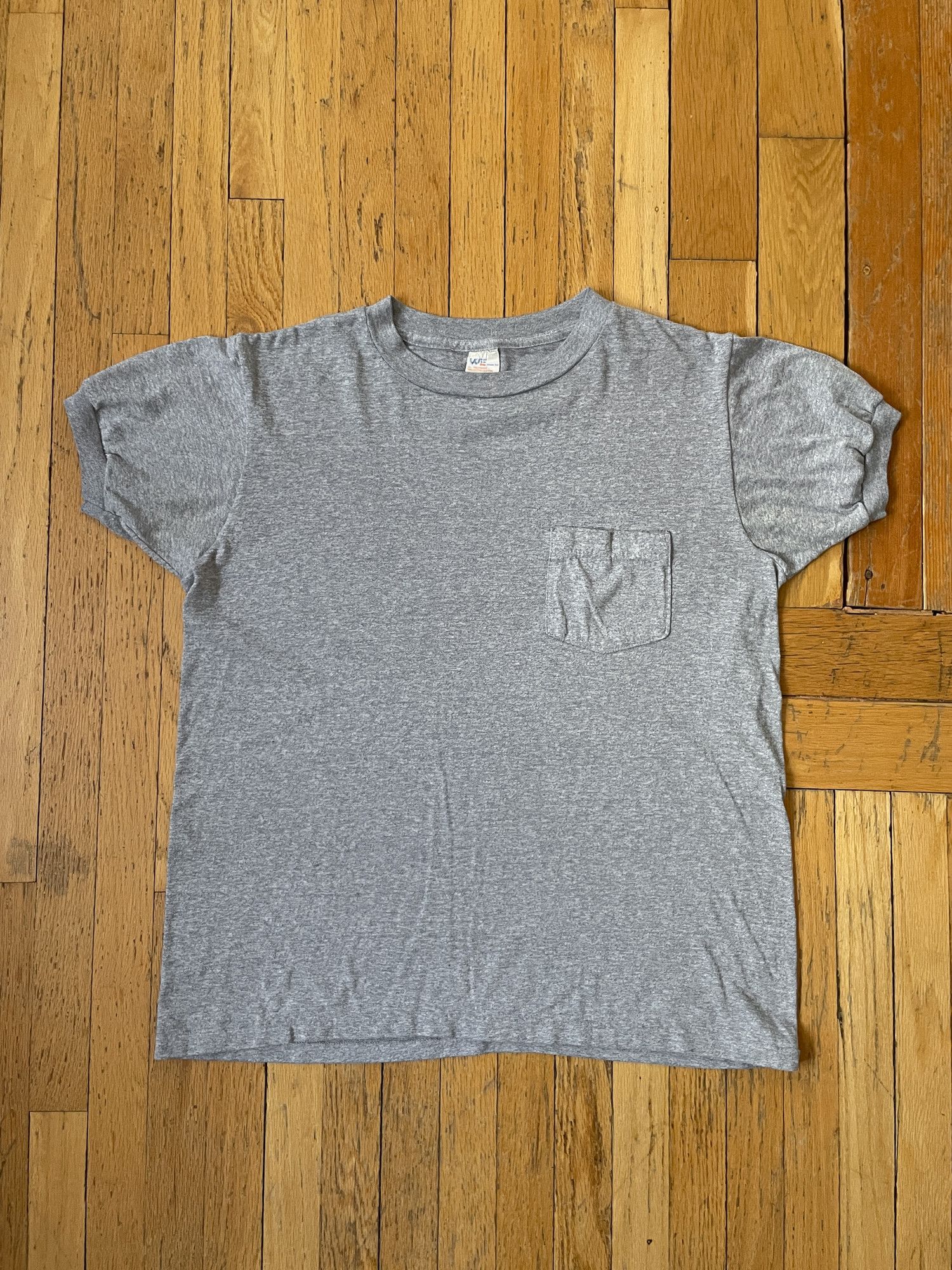 Vintage 90s Single Stitch Gray Pocket T-Shirt Size US L / EU 52-54 / 3 - 1 Thumbnail