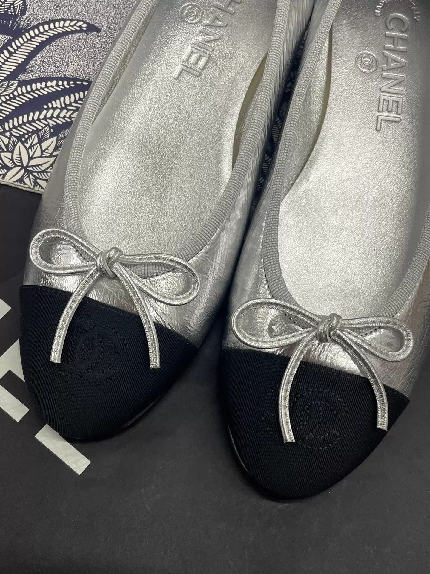Chanel Chanel 25S Silver Lambskin Ballet Flats Classic Bow New Size US 6.5 / IT 36.5 - 2 Thumbnail