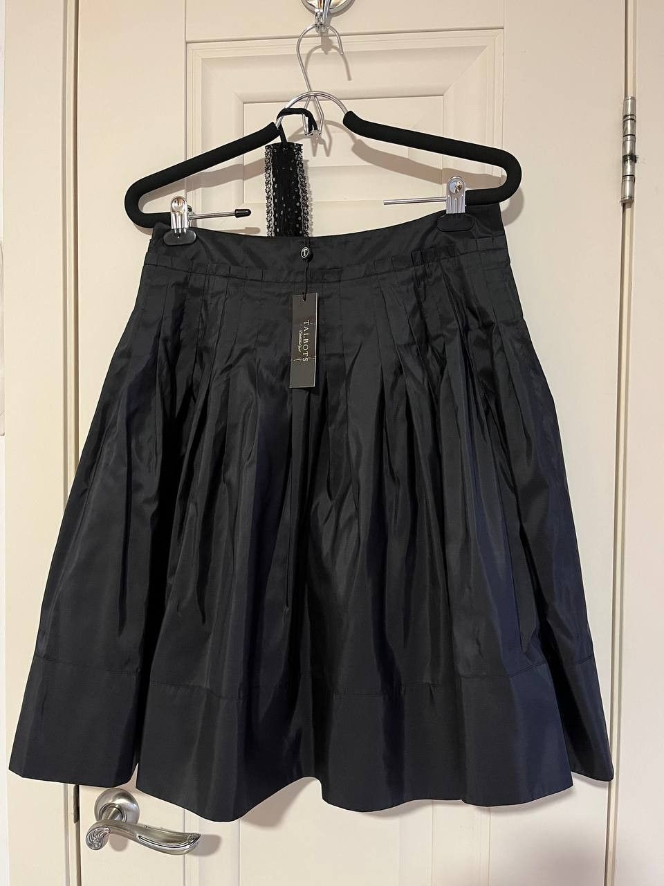 Talbots Talbots black women's pleated silken skirt size 6P (petits) Size 27" / US 4 / IT 40 - 2 Thumbnail
