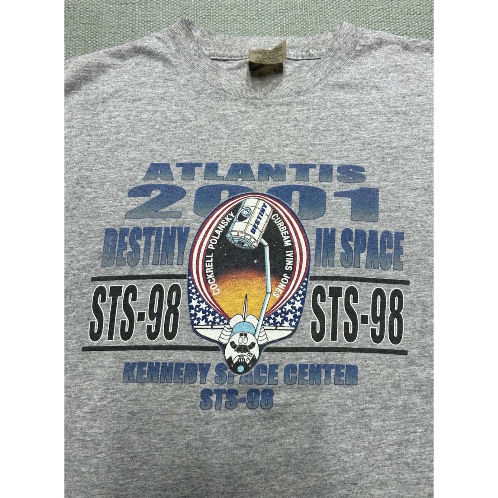 Vintage VINTAGE 90s T-SHIRT Atlantis 2001 Space Shuttle Kennedy Space Center Gray Large Mens Space 90s Shirt Kennedy T-Shirt Size US L / EU 52-54 / 3 - 2 Thumbnail