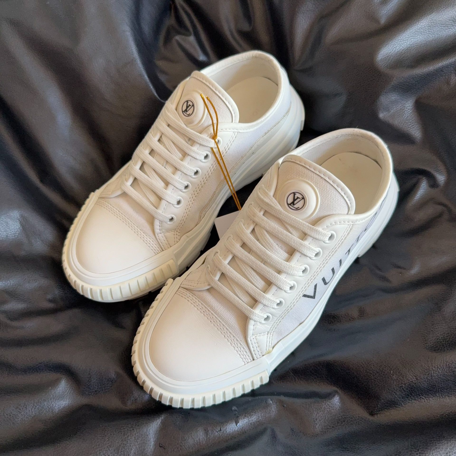 Louis Vuitton Louis Vuitton White Lowtop Sneakers 35.5 Women Size US 5 / IT 35 - 1 Thumbnail