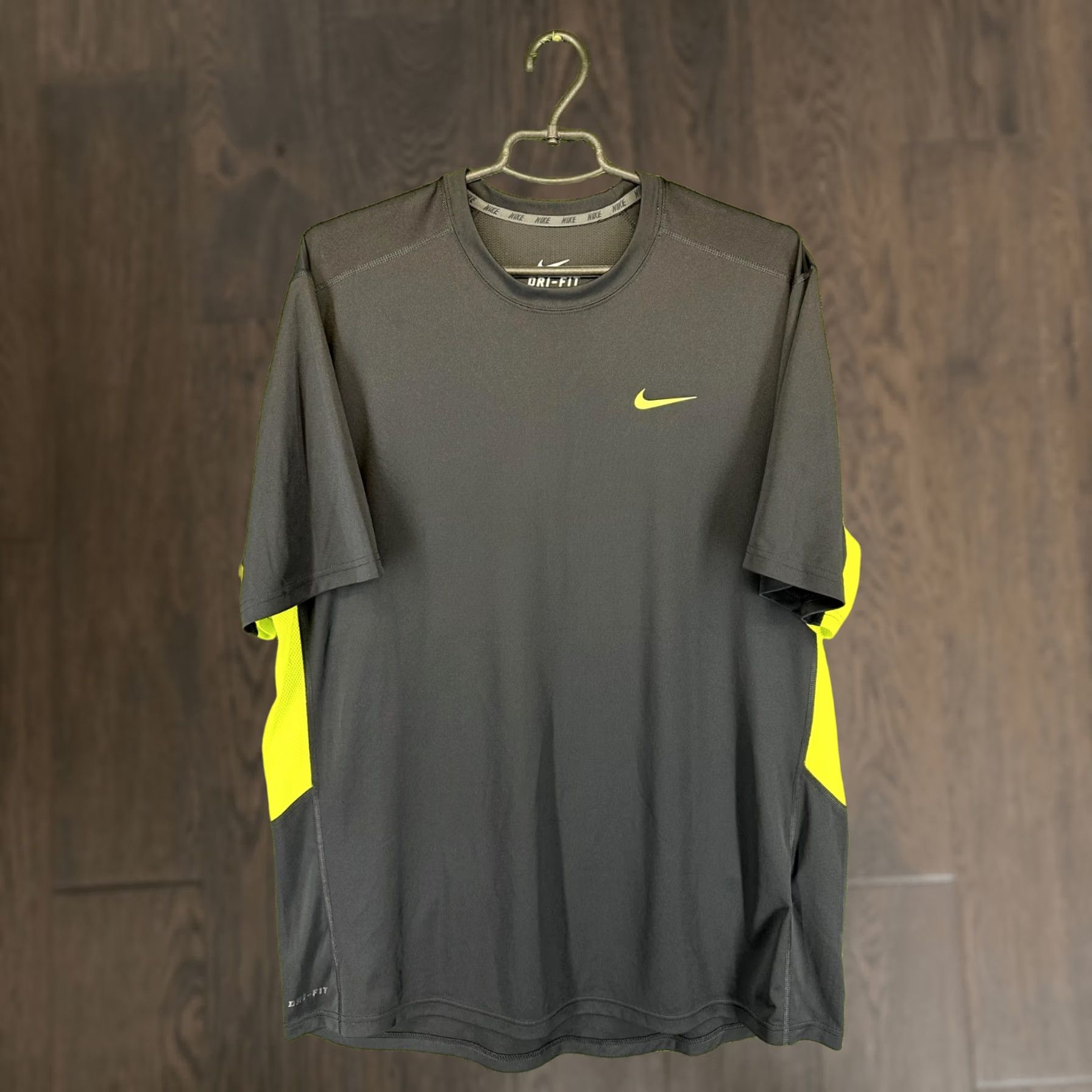 Nike NIKE TRAINING SHIRT MENS XL T-SHIRT RUNNING 100% POLYESTER BLACK GREEN Slim Fit Short Sleeve Sports Jersey Size US XL / EU 56 / 4 - 1 Thumbnail