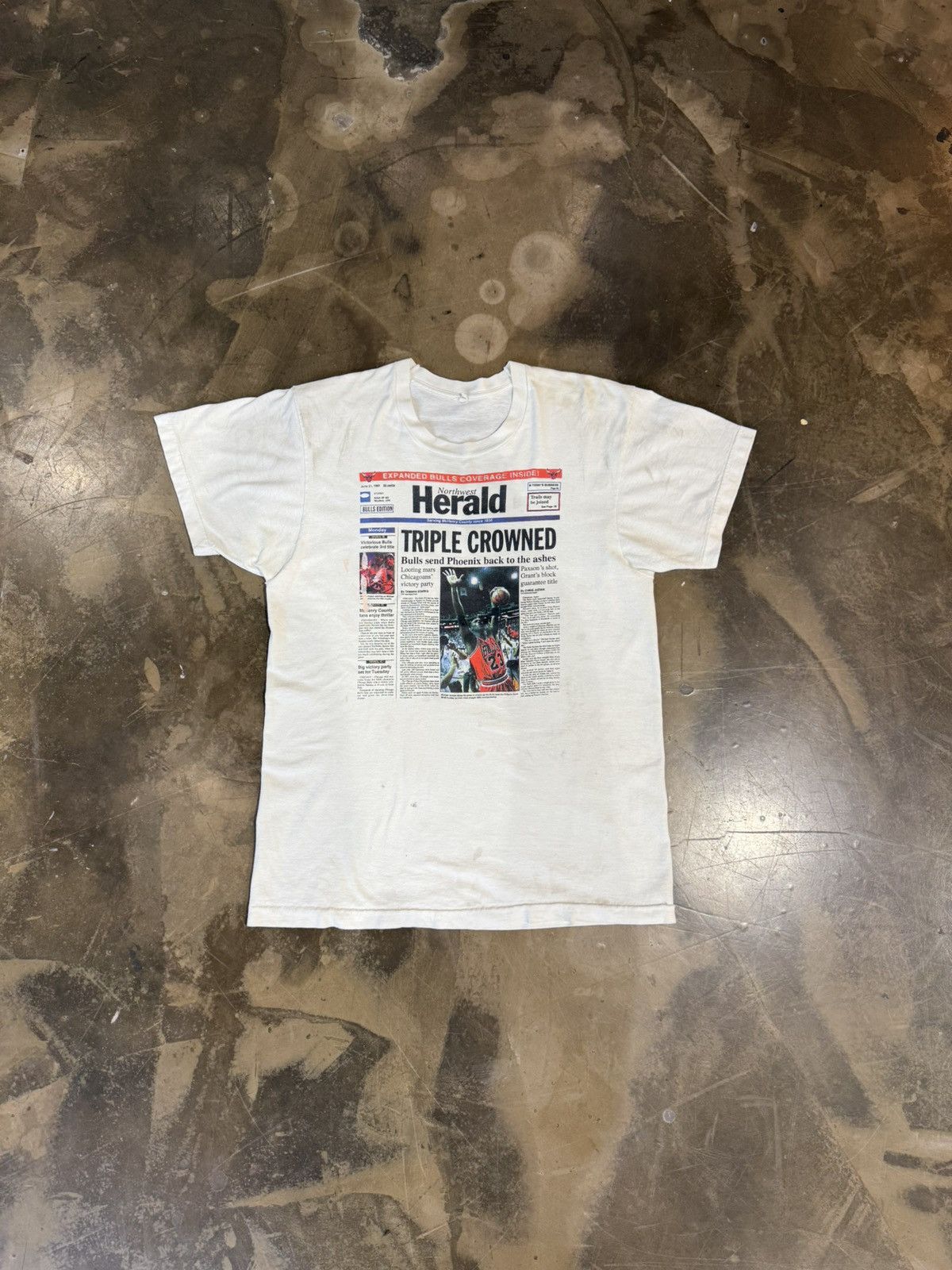 Vintage Vintage 90’s Chicago Bulls News Clipping Tee Size US L / EU 52-54 / 3 - 1 Thumbnail